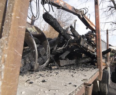 İtfaiye teşkilatının söndürdüğü yangından sonra yanmış bir evin kalıntıları.