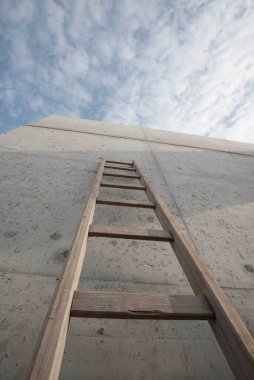 Yükseklerde çalışan insanlar için bir merdiven.