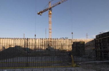 İnşaat sektöründe vinç, inşaat alanında ağır makine