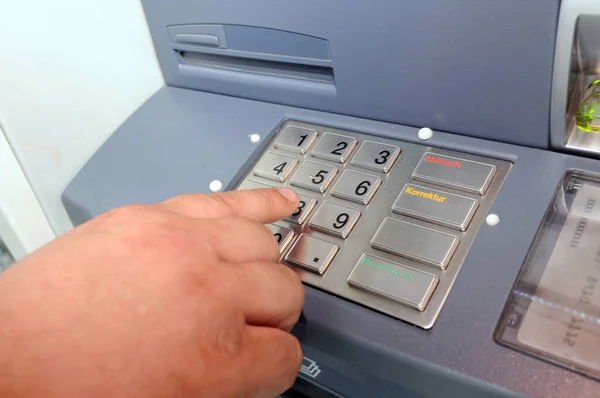 Invoeren Van Pincode Bij Een Pinautomaat Geldautomaat — Stockfoto