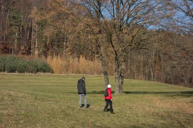 Doğada ailemle sonbahar yürüyüşüne çıkıyorum.
