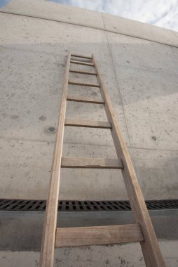 Yükseklerde çalışan insanlar için bir merdiven.