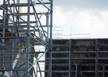 İnşaat için yapı iskelesi bir bina ya da ev üzerinde çalışır.