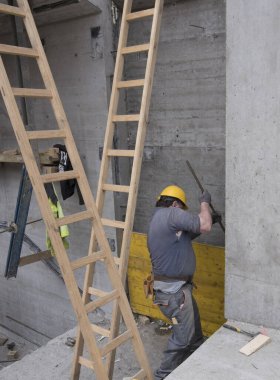 Yükseklerde çalışan insanlar için bir merdiven.