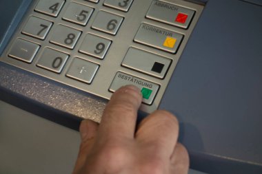 ATM ya da para makinesinin şifresini girerek