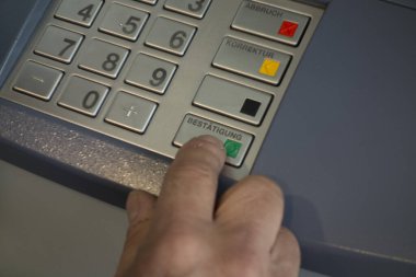 ATM ya da para makinesinin şifresini girerek
