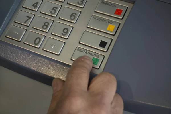 Invoeren Van Pincode Bij Een Pinautomaat Geldautomaat — Stockfoto