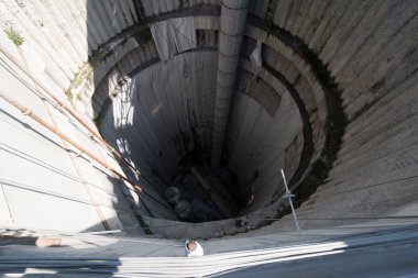 Karayolu üzerinde yol tüneli inşaatı, dağları aşmak ve bağlantı yolları