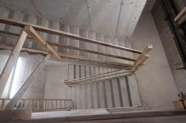 Bir binada merdivenler ve merdivenler yukarı aşağı yürümek için.