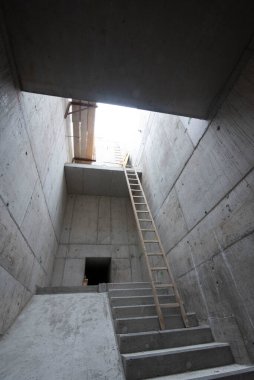 Bir binada merdivenler ve merdivenler yukarı aşağı yürümek için.