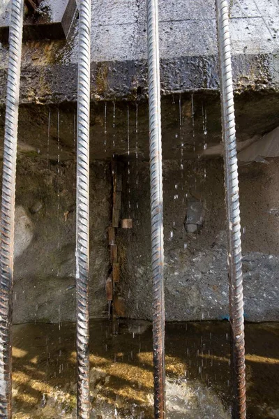 Uma Fuga Água Engenharia Hidráulica Estaleiro — Fotografia de Stock