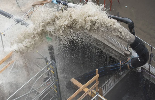 Uma Fuga Água Engenharia Hidráulica Estaleiro — Fotografia de Stock