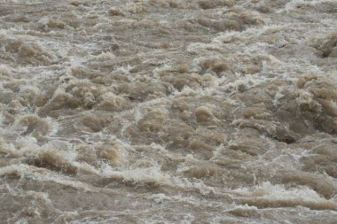 bir nehir ya da dere ve nehir suyu doğal bir arazide