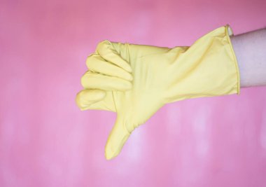 Baş parmaklar aşağı, onaylamama ve olumsuzluğu simgeleyen bir el hareketi.