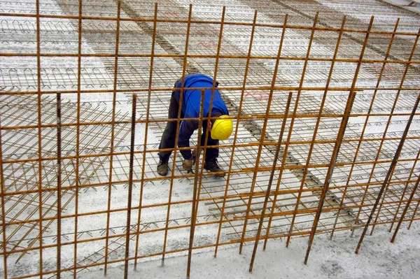 Trabajador Construcción Hormigón Armado Edificio Sitio Construcción — Foto de Stock