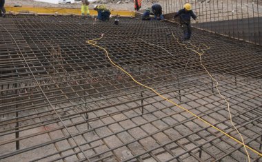 İnşaat işçisi ve beton takviyesi, inşaat alanında inşaat.