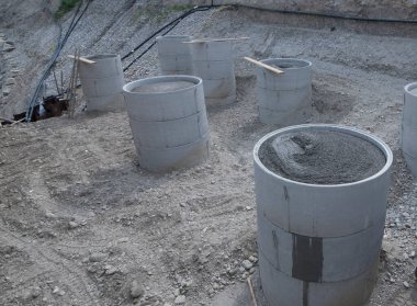 Su ve atık su temini için hidrolik mühendisliğinde kanalizasyon inşaatı