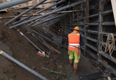 İnşaat alanında inşaat işçisi, inşaat sektöründe çalışan.