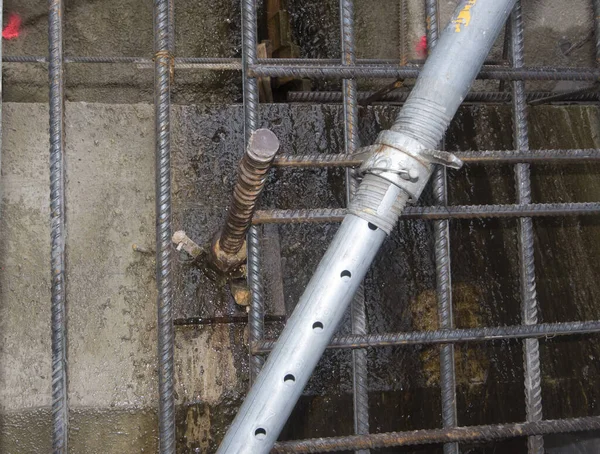 Uma Fuga Água Engenharia Hidráulica Estaleiro — Fotografia de Stock