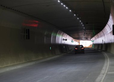 Araç bir araba tünelinde, yol trafiğinde ve ulaşımda