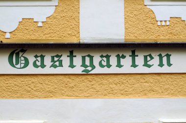 Almanca bir bira bahçesi ya da Schanigarten tabelası (Gastgarten)