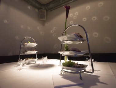 Aperatif ya da antipasti, gastronomi ve yemek servisinde ilk öğün.