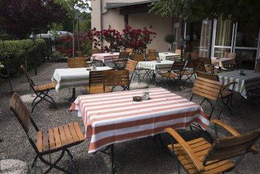Boş bira bahçesi ya da Schanigarten, yazın kaldırımda oturma ve gastronomi.