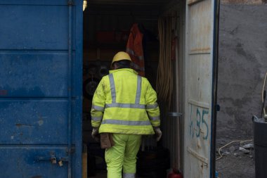 İnşaat alanında inşaat işçisi, inşaat sektöründe çalışan.