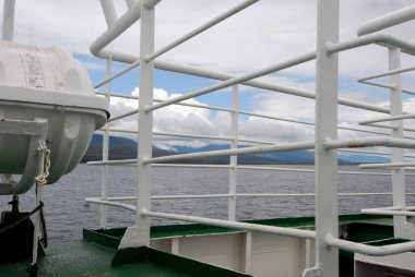 Bir gemi ya da gemi rayı ya da tırabzan.