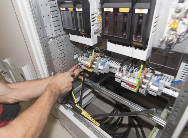Binalardaki elektrik şebekesi için bir elektrikçinin elektrik kabloları.