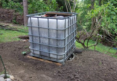 Yağmur suyu depolamak için bahçede bir su tankı.