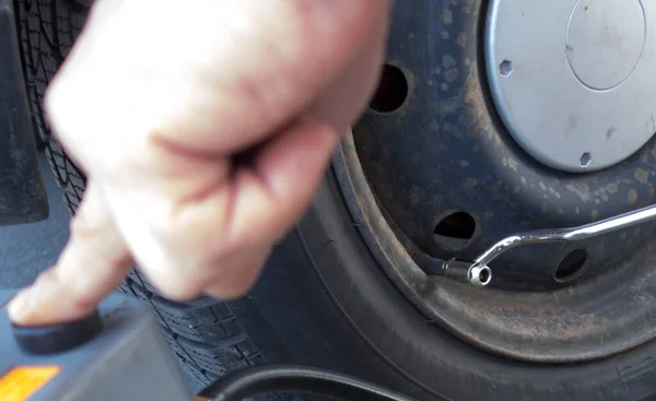 检查汽车的轮胎膨胀压力和充气轮胎 — 图库照片
