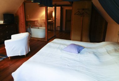 Bir gecelik turist yatağı, turizm için rezervasyon.