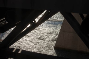 Trafik ve ulaşım için doğal engelleri aşan bir yapı olarak bir köprü