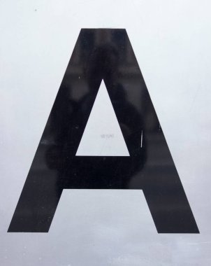 A harfinin işareti, alfabedeki ilk harf.