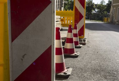 Yoldaki bariyer ya da trafiği durdurmak için barikat