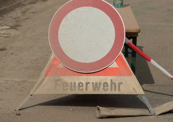 Ein Feuerwehrschild Deutscher Sprache Feuerwehr Rettungs Und Rettungsdienste — Stockfoto