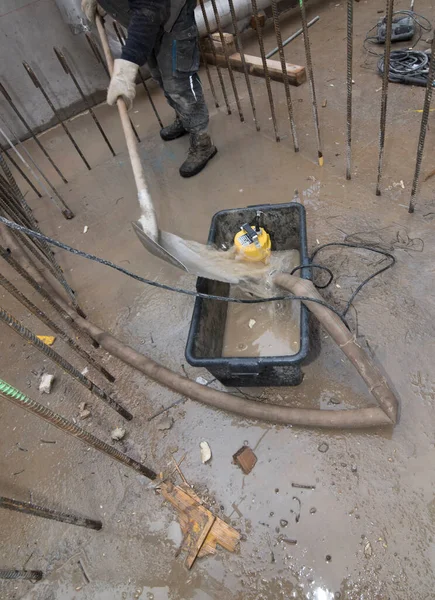 Ein Wasserleck Der Wassertechnik Auf Der Baustelle — Stockfoto