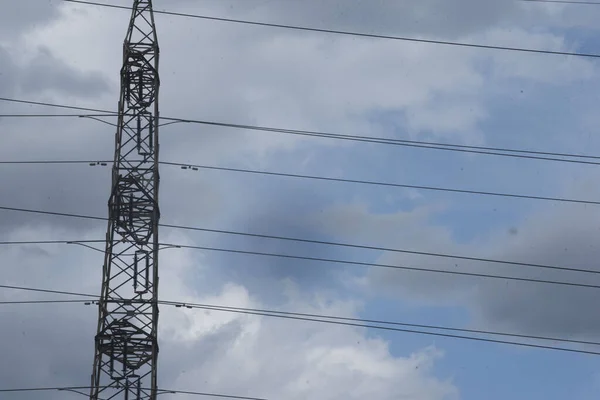 380Kvの送電線と電柱を備えたエネルギー供給 — ストック写真