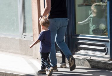 Bir baba çocuğuna bakıyor, babalık izni alıyor.