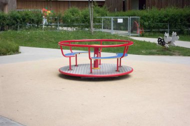 Çocuklar için çocuk parkında atlıkarınca, boş zaman ve açık hava aktivitesi