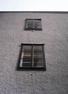 Dışarıyı izlemek ve içeri ışık almak için bir binanın penceresi.