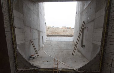 Su ve atık su temini için hidrolik mühendisliğinde kanalizasyon inşaatı