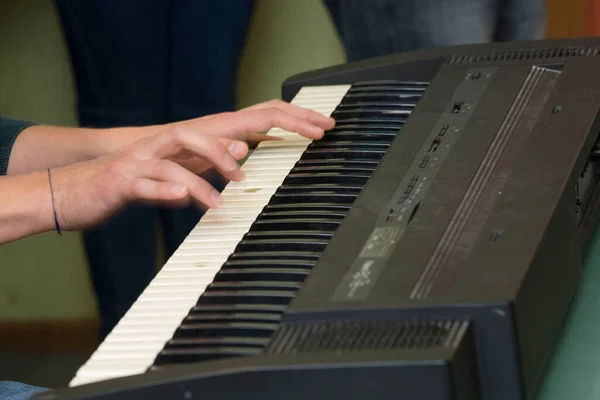 Nycklarna Till Ett Piano Ett Stränginstrument — Stockfoto