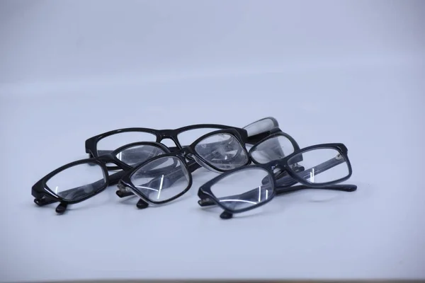近視や遠視のための視覚補助としてフレームを持つメガネ — ストック写真