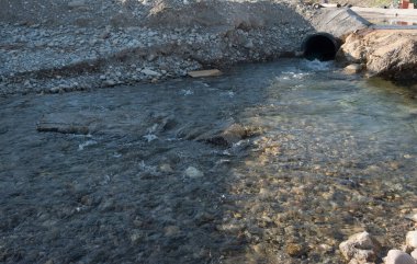 Nehir düzenlemesi ve nehir kıyısındaki kalkınma, inşaat ve inşaat doğada