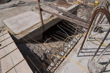 Su ve atık su temini için hidrolik mühendisliğinde kanalizasyon inşaatı