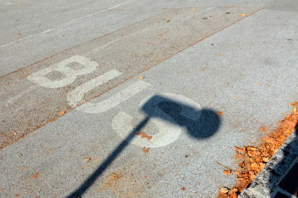 Una Marca Carril Autobús Calle Transporte Público Tráfico Por Carretera — Foto de Stock