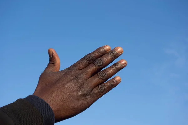 Hand Svart Person Med Blå Himmel Bakgrunden — Stockfoto