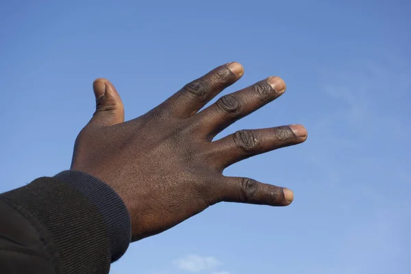 Mano Una Persona Negra Con Cielo Azul Fondo —  Fotos de Stock
